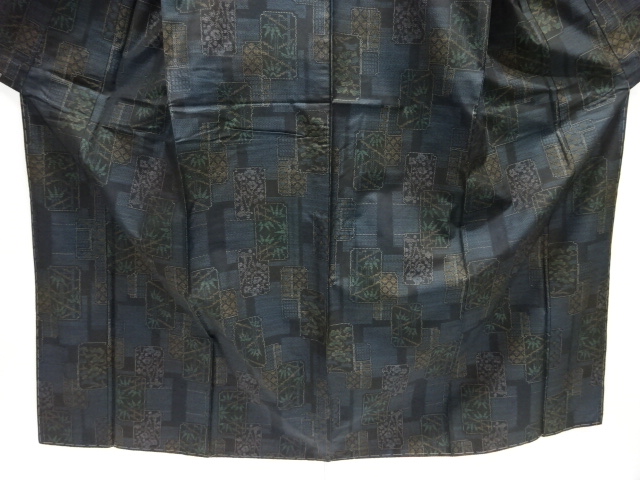  未使用品　色紙に松竹梅模様織り出し本場泥大島紬着物